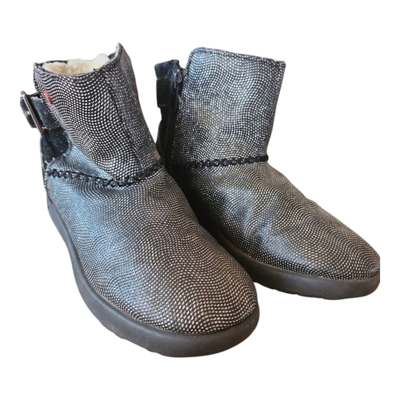 UGG Kids Size 3 Black Metallic Buckle Shearling Ankle Boots - Picture 5 of 8